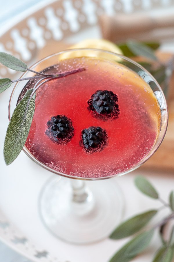 Blackberry Martini is refreshing and easy martini recipe combines fresh blackberries, vodka, citrus, and a sparkling finish. mamagourmand.com/blackberry-mar…