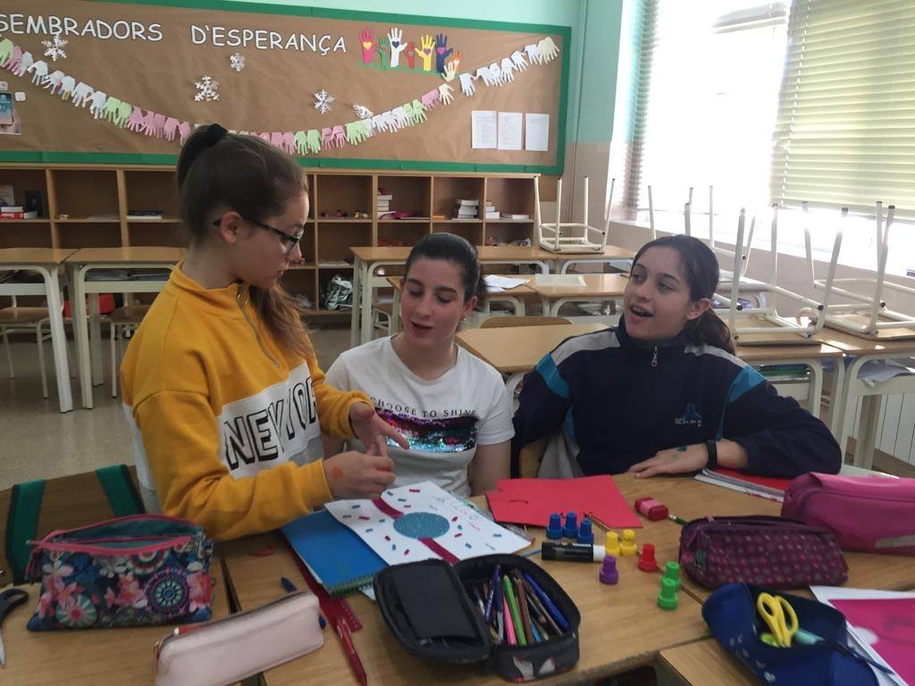 SumaddAcad's tweet photo. Así de bien se lo pasan los alumnos de la extraescolar de #inglés del colegio Nuestra Señora del Carmen de Bétera, aprendiendo nuevo vocabulario de manera divertida 🤗👏 https://t.co/ahxohKrejc