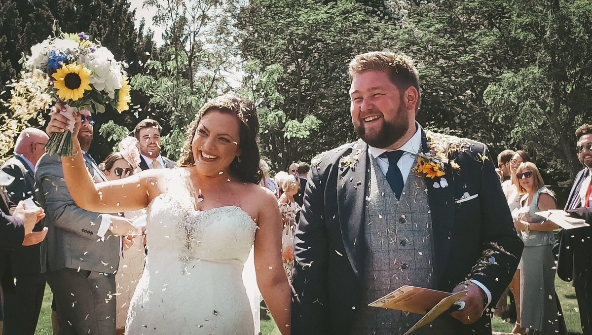 BaytreeVisual's tweet image. How we feel walking out of work on a Friday 🎊 thanks to @kingy_1985 for this sweet shot 🔥
#justmarried #tietheknot #brideandgroom #lovers #couplegoals #weddinggoals #confettitrain #confetti #wedding #videographer #weddingvideographer