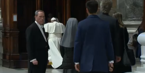 vaticannews_it's tweet photo. #24oreperSignore #PapaFrancesco: "La Confessione è il passaggio dalla miseria alla misericordia, è la scrittura di Dio sul cuore. Lì leggiamo ogni volta che siamo preziosi agli occhi di Dio" #omelia Celebrazione Penitenziale https://t.co/3j84AtWo2k