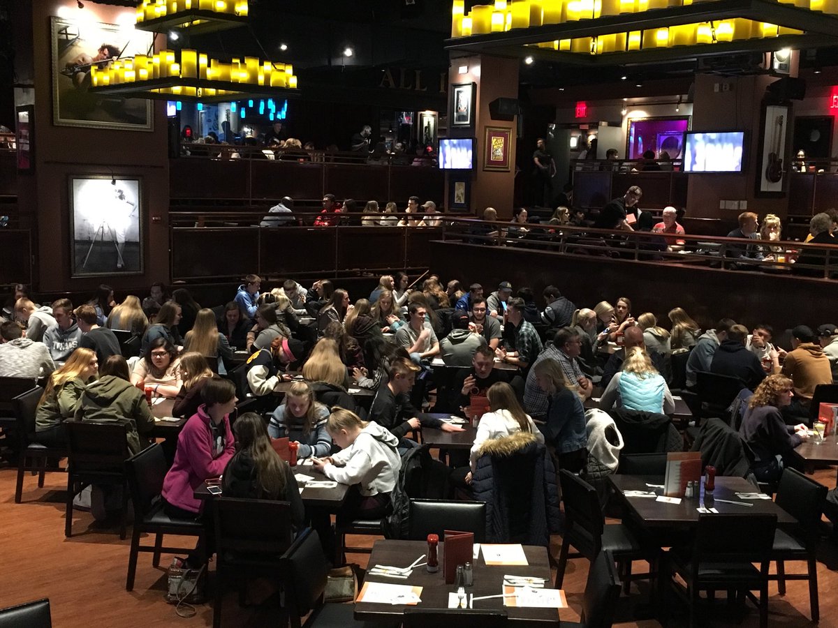 AnnEllerbrock's tweet photo. Dinner at Hard Rock Cafe. https://t.co/G28UwI5rh3
