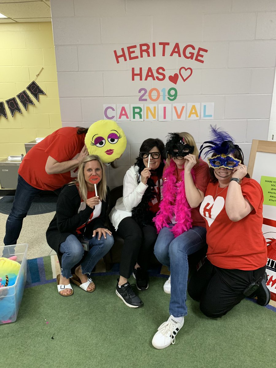 mrsgregory2nd's tweet photo. Come get your picture on the Tiny Couch! #tinycouch #WEareLakota #heritagecarnival @HeritageECS https://t.co/uU9ru4tWi8