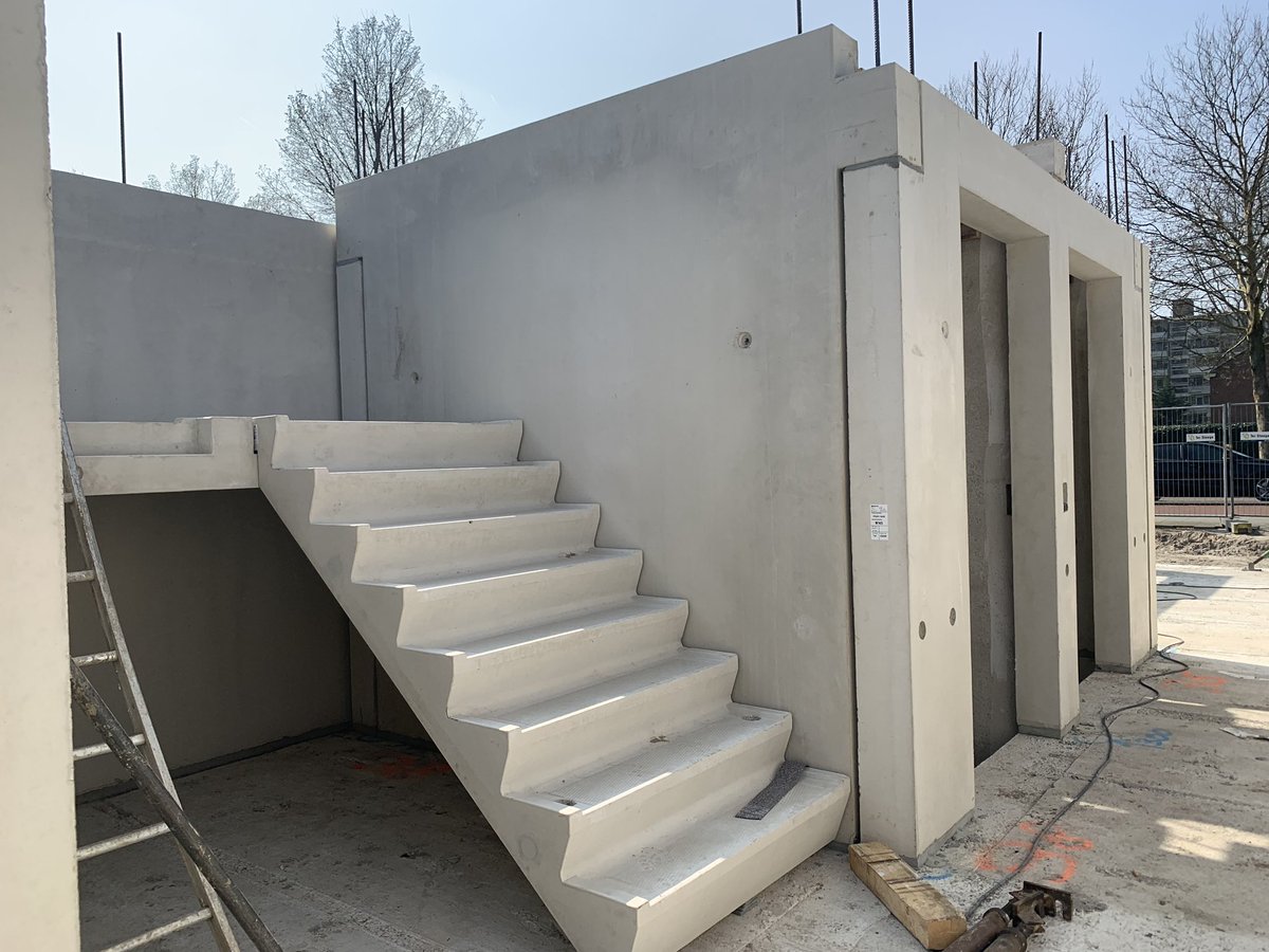 WGVermeulen's tweet photo. Ondertussen in Rotterdam.... 
De begane grond van het prefab casco wordt gemonteerd incl hsb met minerale strips. Trots op het team @TSBouwVastgoed #West. 68 appartementen voor #Amvest https://t.co/7j0HVpyJ0N