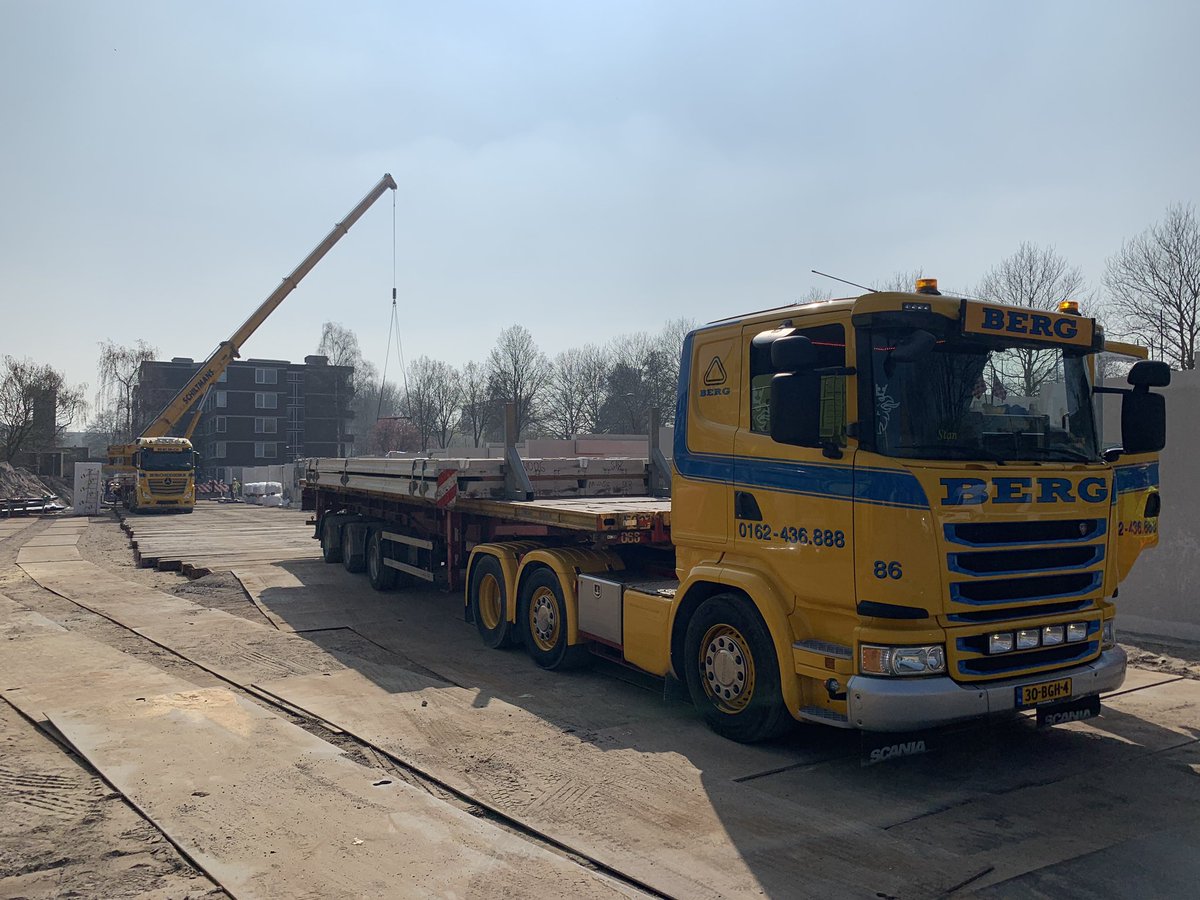 WGVermeulen's tweet photo. Ondertussen in Rotterdam.... 
De begane grond van het prefab casco wordt gemonteerd incl hsb met minerale strips. Trots op het team @TSBouwVastgoed #West. 68 appartementen voor #Amvest https://t.co/7j0HVpyJ0N