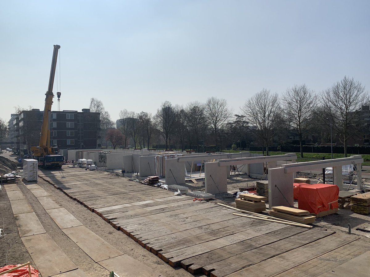 WGVermeulen's tweet photo. Ondertussen in Rotterdam.... 
De begane grond van het prefab casco wordt gemonteerd incl hsb met minerale strips. Trots op het team @TSBouwVastgoed #West. 68 appartementen voor #Amvest https://t.co/7j0HVpyJ0N