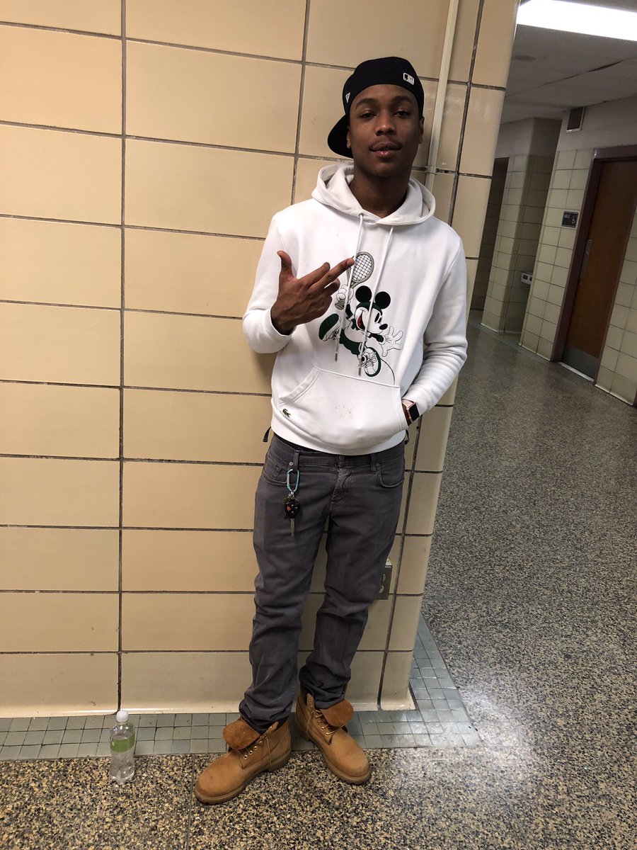 410_Skinny's tweet photo. I used to look out for niggas🤝now I look out for niggas🐍 #yneshit💰 #shxtonlyfunwhenyouyoung🔞 #freedagang🔓 #GSosa4Life🖤🕊 https://t.co/Myrw74MiIC