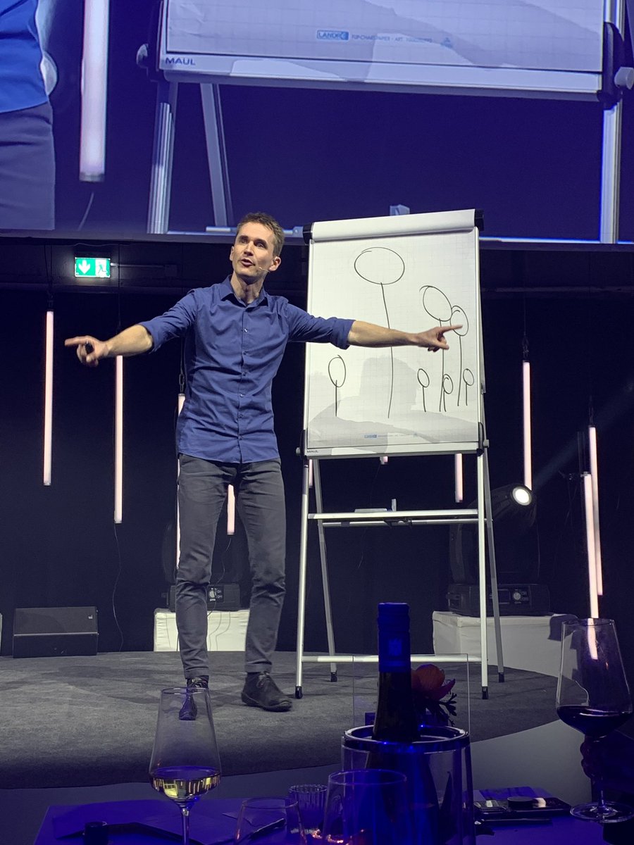 pina_me's tweet photo. „Wir verstehen die Welt, anstatt sie zu analysieren. Und wir stehen auf, wenn wir einmal hingefallen sind. [...] Und das ist, was uns zu Menschen macht.“ Wunderbar unterhaltsamer Science-Slam mit Dr. Henning Beck beim #DIP19. #scienceslam https://t.co/PeVxqgmjkS