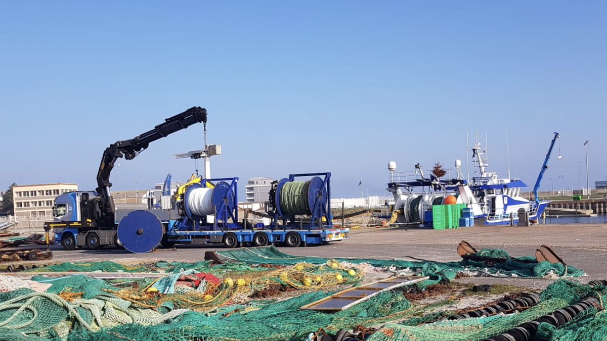 AlbertVCU's tweet photo. Flyshooter voorzien van nieuwe tuigage en oude afgevoerd wat weer gerecycled word #Combirope #Recycling #LeTreport https://t.co/DEjZgPFqic