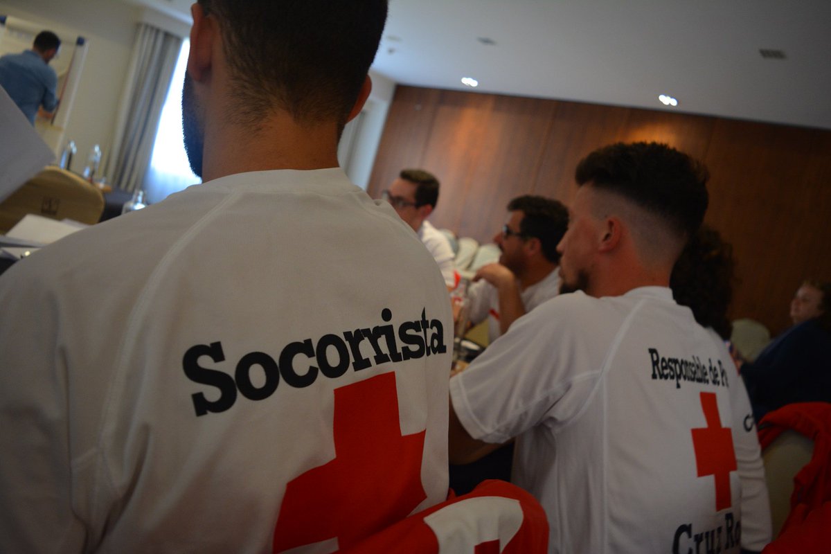 CruzRojaCA's tweet photo. #FelizFinde… Desde ayer un centenar de #SocorristasCruzRoja participan en MUNDO SOS, congreso sobre SOCORRISMO ACUÁTICO que @CRE_Emergencias celebra en #Chiclana.
#CruzRojaSOS #mundoSOS https://t.co/0MKlA6BVpN