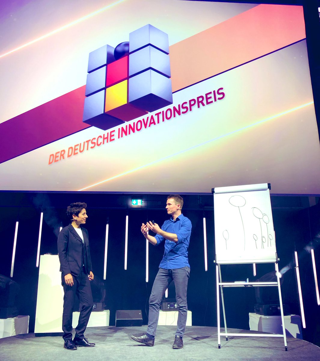 LenaRogl's tweet photo. „Menschen stellen Fragen, Computer geben Antworten. Aber Fragen verändern die Welt!“
Henning Beck beim Science Slam mit @dunjahayali #DIP19 https://t.co/xrEFpCb0Gu