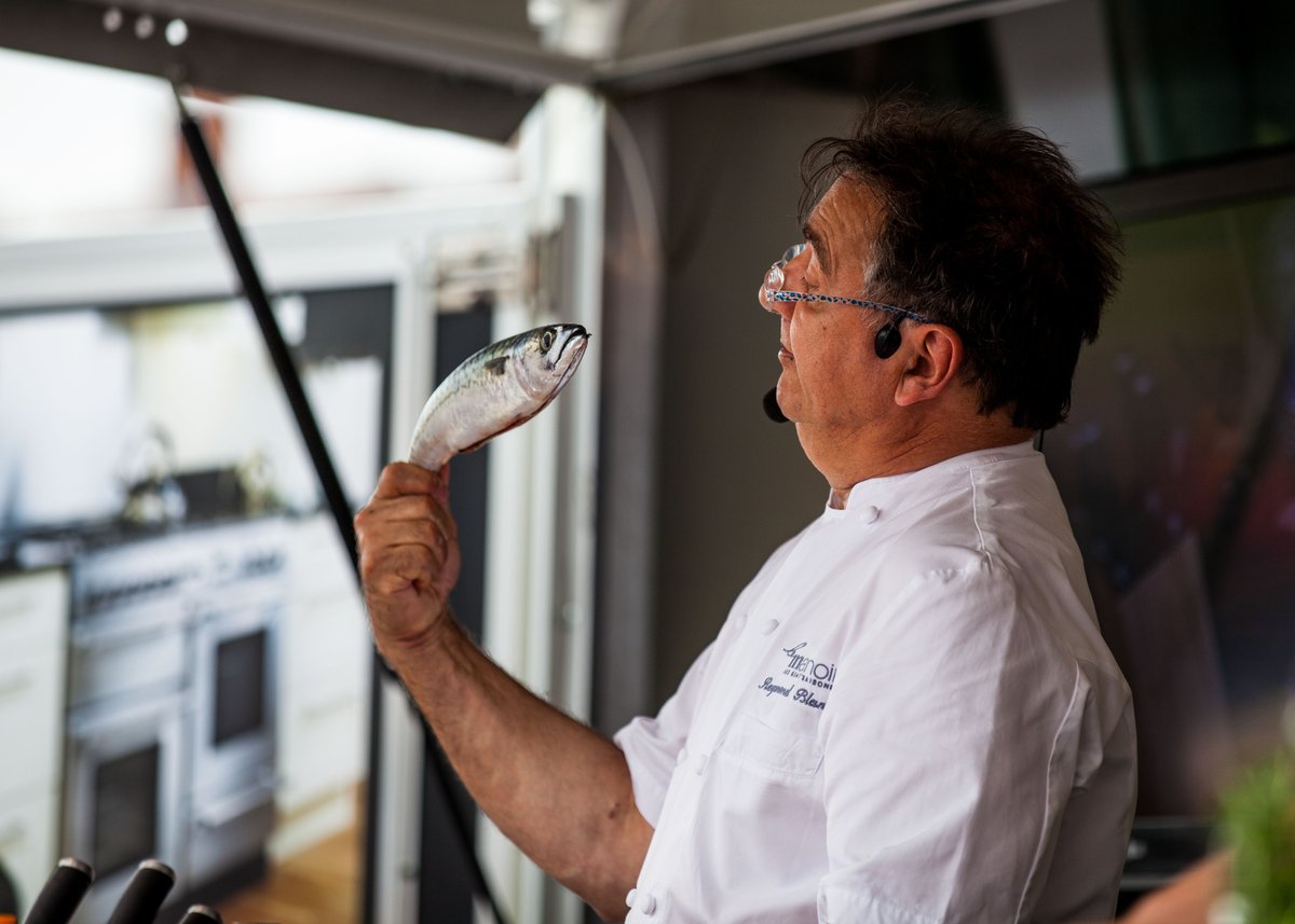 thamefoodfest's tweet photo. A lovely blast from the past in 2016 with our  fabulous patron #RaymondBlanc #ThursdayThowback #ThrowBackThursday #TBT #TBThursday #thamefoodfestival #foodfestivals #chef #vipchefs https://t.co/pnohA2fbV6