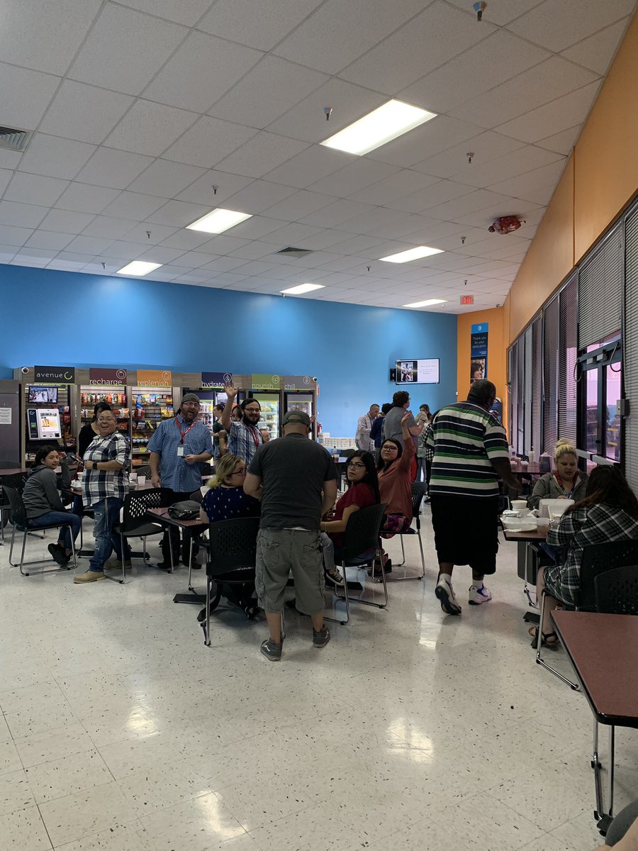 OTD_ATT_SA's tweet photo. OTD Catered lunch for our whole site! ❤️ #OneTouchDirect #SanAntonio #Family #TUGGLENATION https://t.co/sbzextWaKK