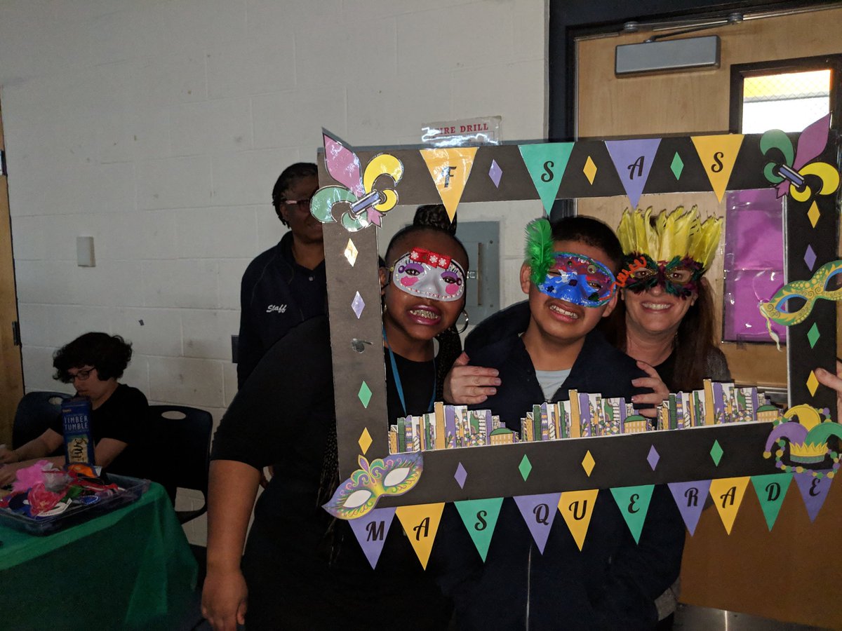 StefanieDiFran1's tweet photo. Feltonville Arts and Sciences 6th Grade Masquerade Dance π @PBISRewards @PrincipalPiniat @phila_teach @kelleycollings @thealisonstore #FSASproud https://t.co/uivoVk0OSU