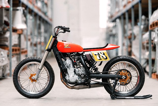 pipeburn's tweet image. BRAAP MUSIC. Hombrese’s KTM 450 SX Dirt Tracker pipeburn.com/home/2019/03/2… #KTM #450SX #Tracker #Custom #Germany #Motorcycle #Pipeburn