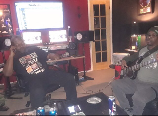 JayLoveBeats's tweet image. It's always lit when my Brutha @d.webb_bass_player._producer pull up with dat bass. Y'all get at him if you need a live bass played on ya joint. He got dat sauce🔥🔥🔥💯 #bassplayer #realmusicians #sessionwork