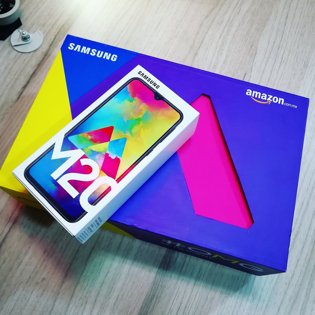 Muchas gracias @samsungmobilemx y @amazonmex por este increíble regalo, el M20 de la nueva familia #GalaxyM, no lo esperaba 🤗😱📱