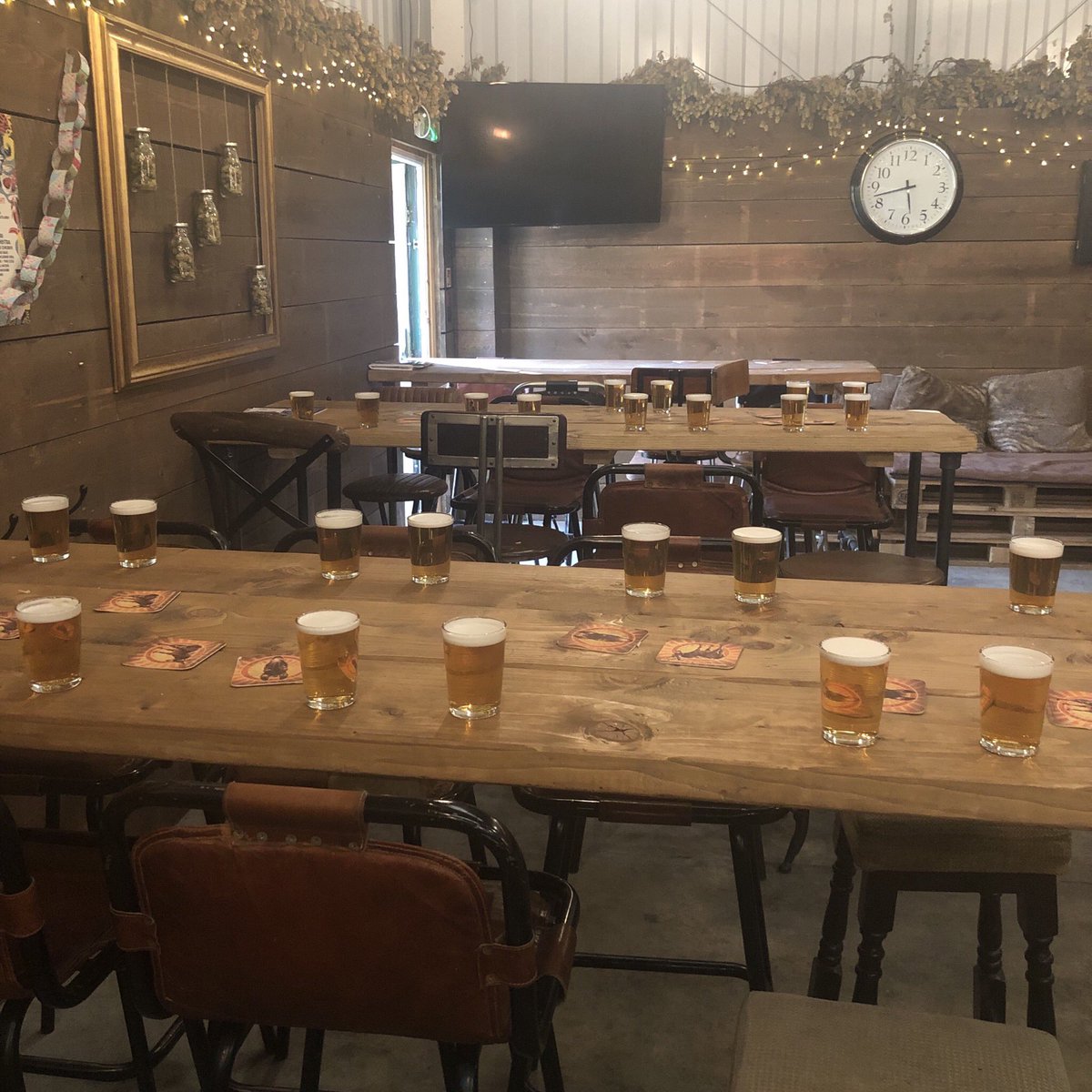 DonkeystoneBrew's tweet photo. These are not going to drink themselves. @DonkeystoneBrew #bebrewin #craftbeer #craftbeerhour https://t.co/pfNMicQMHL