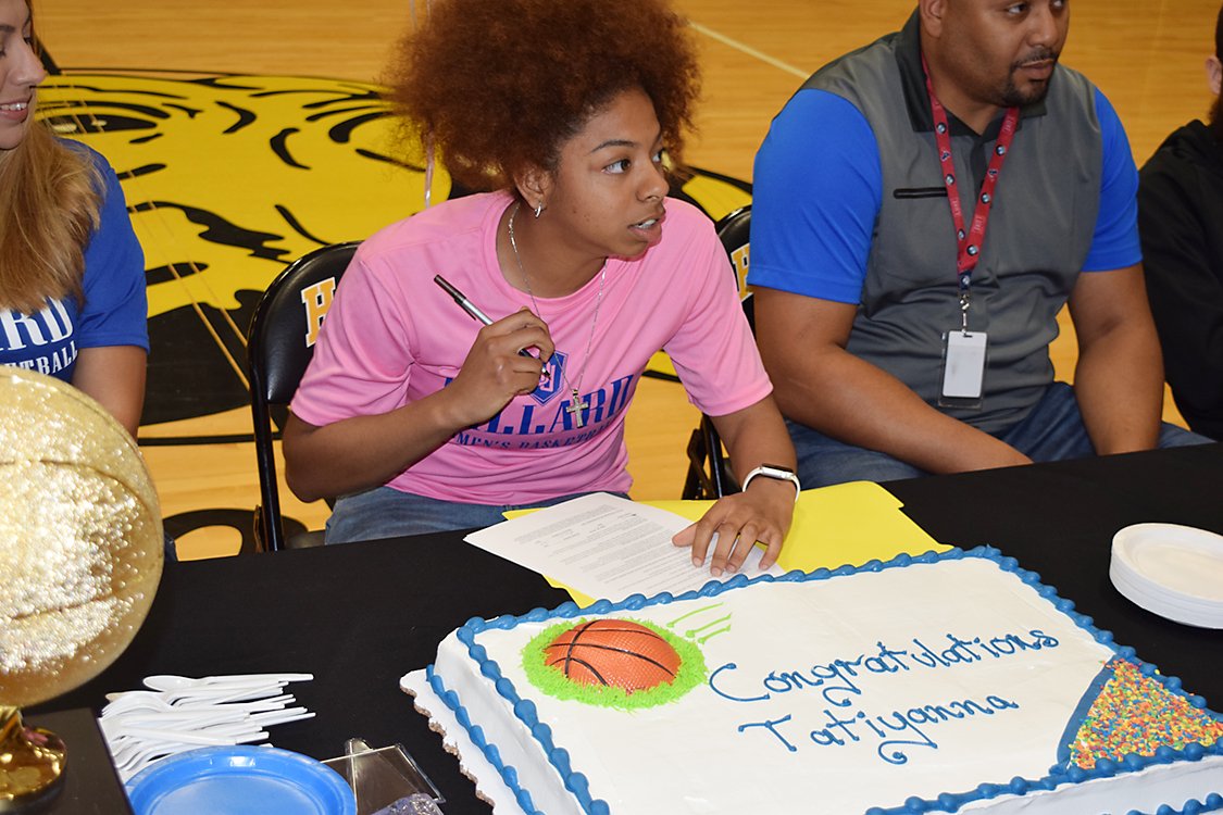 AliefISD's tweet photo. Hastings Lady Bear Tatiyanna Riley signed to play basketball at Dillard University in New Orleans. She is joined her by her family and Coach Brotherton @GeauxDU @AliefHastingsHS https://t.co/WhnigbyXlj