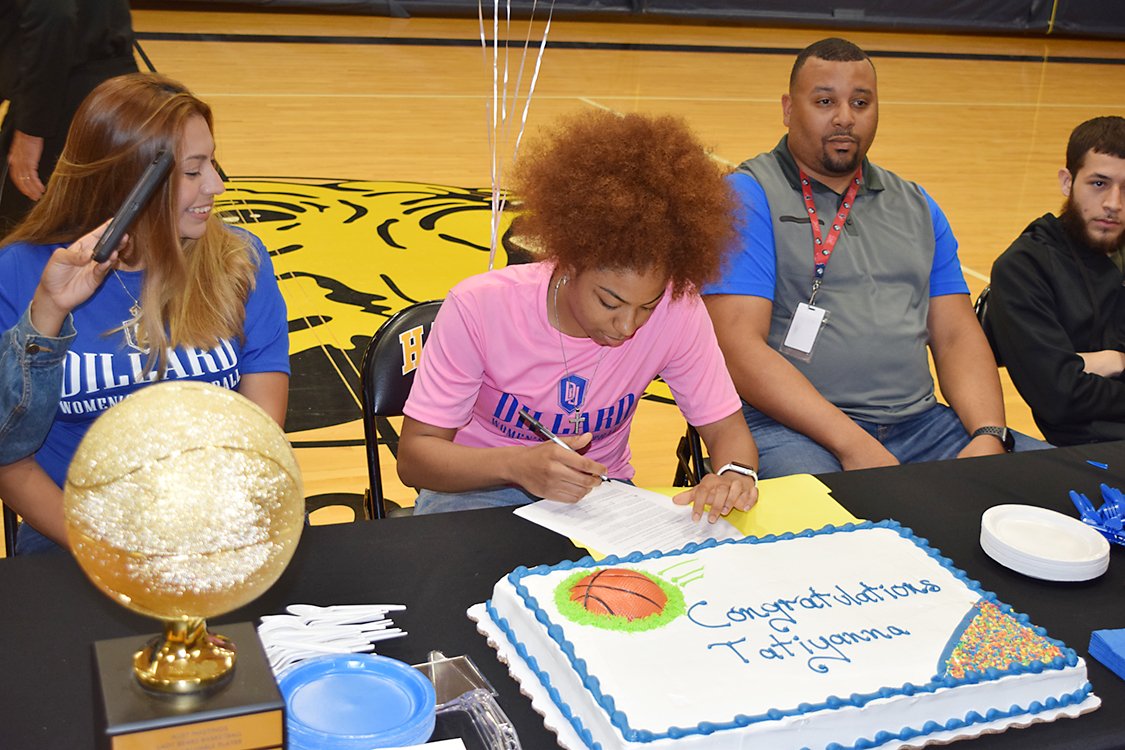 AliefISD's tweet photo. Hastings Lady Bear Tatiyanna Riley signed to play basketball at Dillard University in New Orleans. She is joined her by her family and Coach Brotherton @GeauxDU @AliefHastingsHS https://t.co/WhnigbyXlj