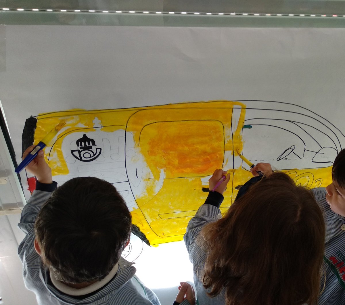 teachermanuela's tweet photo. #lionsclass in #3years has decorated the post(wo)man's van!!! Starting a newbproject!!! @HBSTORREJON @Evahumanitas2 https://t.co/25JaNS3umn