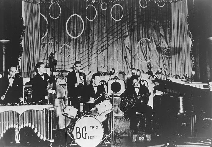 Benny Goodman Sextet feat. Charlie Christian - Rose Room
youtu.be/x4H7M2YFK0s

#Jazz #AllTimeStandards #BennyGoodman #CharlieChristian #FletcherHenderson #LionelHampton #ArtieBernstein #NickFatool