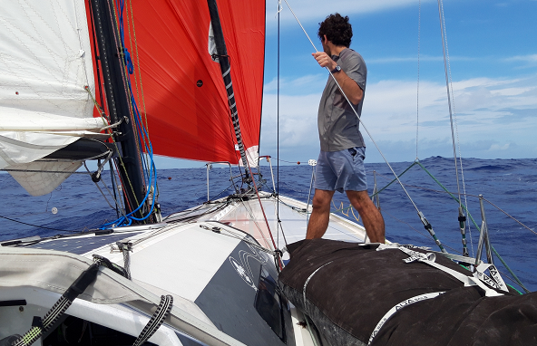 EspritScout's tweet photo. J+6 #espritscout sur le #defiatlantique Nouvelles du bord : suite à la casse de la sous-barbe et du bout dehors,  nous essayons d'envoyer un spi avec un bout-dehors de fortune, pour le moment cela tient !"@AssoClass40 @ScoutismeFR  @EEUdF  A suivre sur https://t.co/hqbJXOz6XB https://t.co/p6ZcNbXAEA