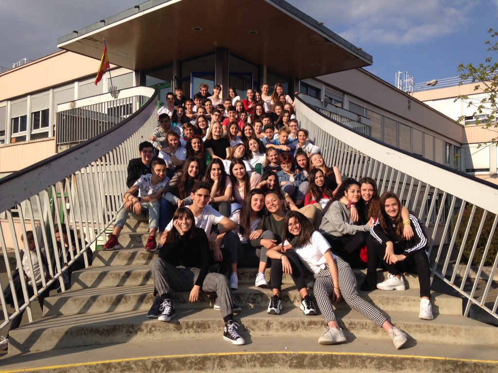 mda_francais's tweet photo. Llegada al colegio Sophie Barat, reencuentro con los compañeros y compañeras de intercambio, fiesta, comida y juegos antes de ir a pasar el fin de semana con las familias. Bon week-end! @_mdangels https://t.co/mqk7hYDBE7
