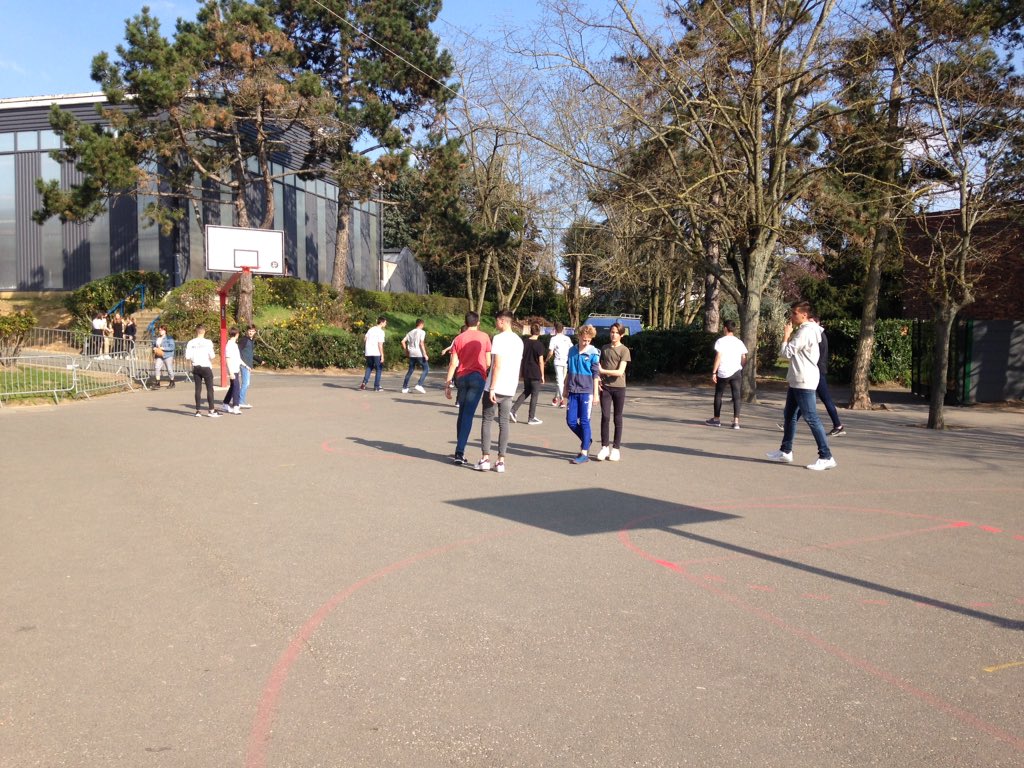 mda_francais's tweet photo. Llegada al colegio Sophie Barat, reencuentro con los compañeros y compañeras de intercambio, fiesta, comida y juegos antes de ir a pasar el fin de semana con las familias. Bon week-end! @_mdangels https://t.co/mqk7hYDBE7