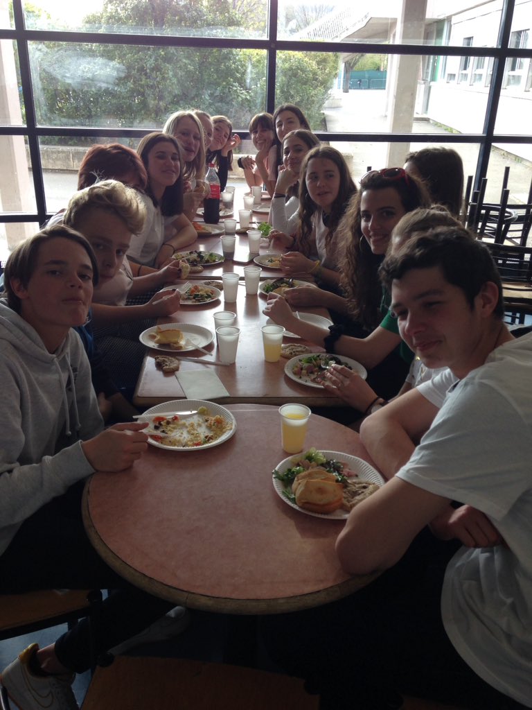 mda_francais's tweet photo. Llegada al colegio Sophie Barat, reencuentro con los compañeros y compañeras de intercambio, fiesta, comida y juegos antes de ir a pasar el fin de semana con las familias. Bon week-end! @_mdangels https://t.co/mqk7hYDBE7