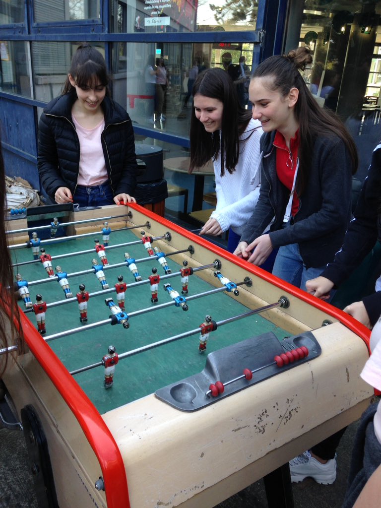 mda_francais's tweet photo. Llegada al colegio Sophie Barat, reencuentro con los compañeros y compañeras de intercambio, fiesta, comida y juegos antes de ir a pasar el fin de semana con las familias. Bon week-end! @_mdangels https://t.co/mqk7hYDBE7