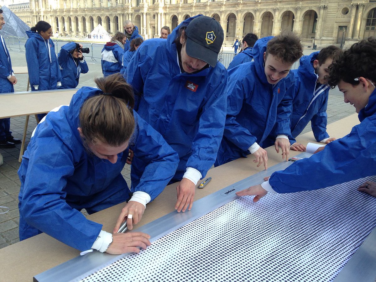 Une journée mémorable pour les étudiants de LISAA Paris qui participaient hier à l'oeuvre de <a href="/JRart/">JR</a> pour les #30ansPyramide du #Louvre ! Retour en images dans l'article lisaa.com/fr/actualite-e…