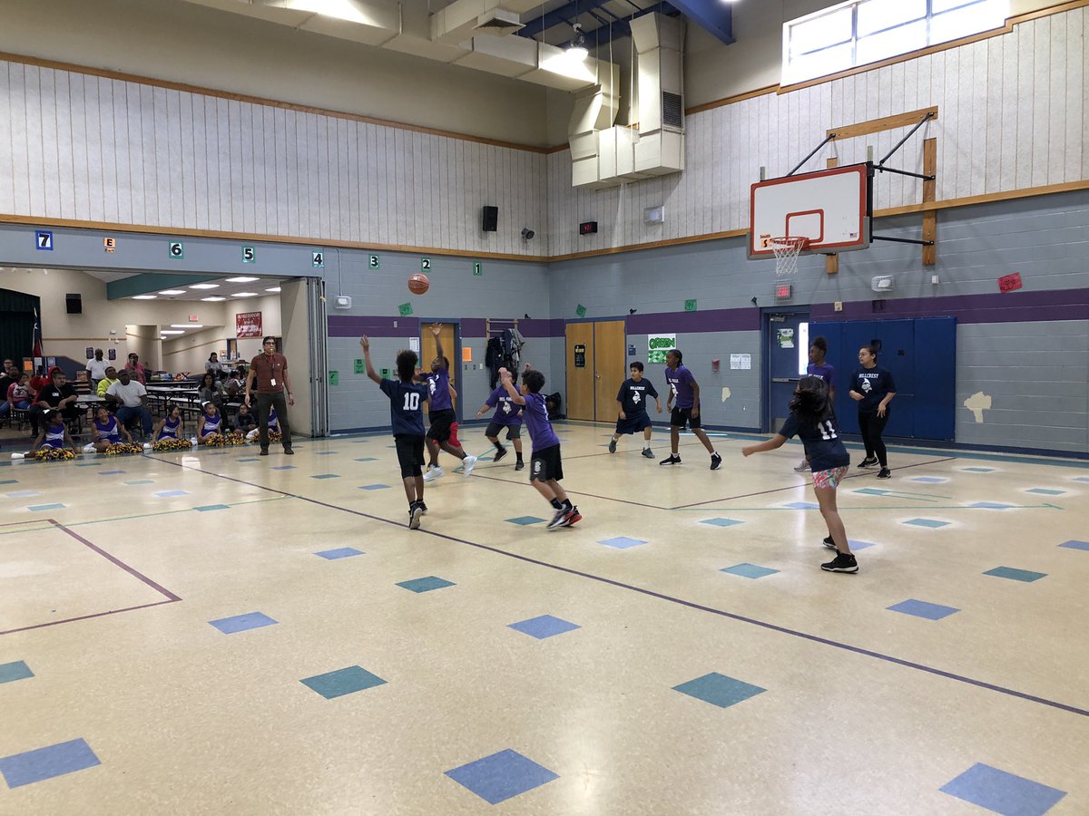 dvisdlead's tweet photo. The basketball teams from @DVISD_HES and @DVISD_DVES had a friendly scrimmage on Wednesday. The Owls hosted and won the game with their cheer squad keeping the spirit high! It was a good practice for all. 🦅 🦉🏀 #DVLB #leadlife #basketball #kidssports https://t.co/D8y4u7Nxii