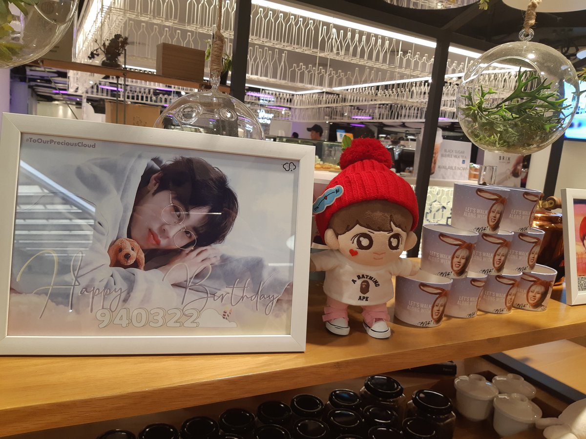anjarwoonie's tweet photo. Sengkongie at Sungwoon's hyung Cafe event at Thailand made by @AlongCloud nunadeul ♡♡♡

The cup holder so pretty ❤❤❤ n Sengkongie met new friend 🤣🤣🤣

#HASUNGWOON #하성운 
#하셍콩 #셍콩이
#HaSungWoonMyMomentinBKK 
#hasungwoon1stfanmeetinginbkk 
#AlongWithTheCloud https://t.co/0H4cCvdBug