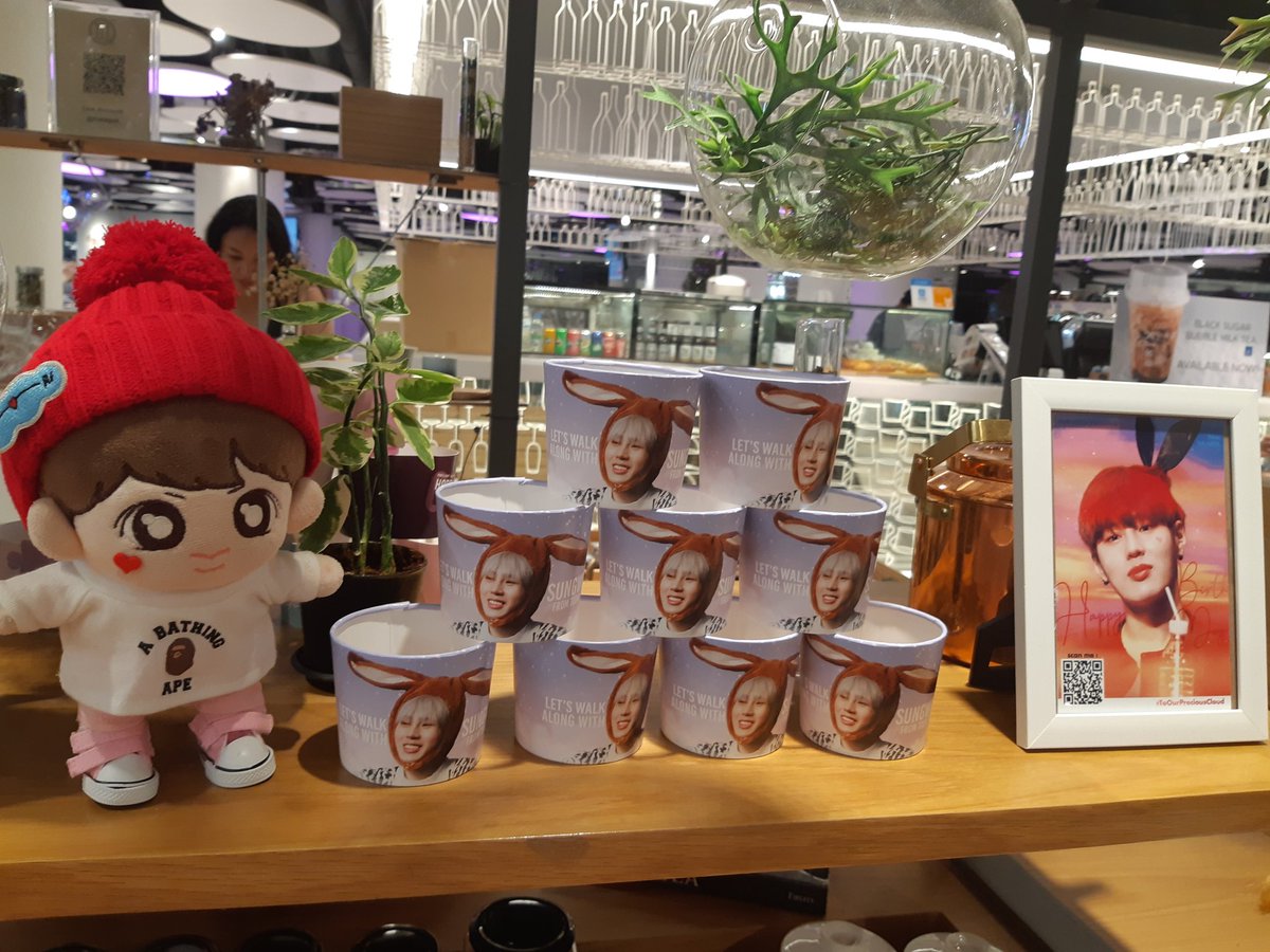 anjarwoonie's tweet photo. Sengkongie at Sungwoon's hyung Cafe event at Thailand made by @AlongCloud nunadeul ♡♡♡

The cup holder so pretty ❤❤❤ n Sengkongie met new friend 🤣🤣🤣

#HASUNGWOON #하성운 
#하셍콩 #셍콩이
#HaSungWoonMyMomentinBKK 
#hasungwoon1stfanmeetinginbkk 
#AlongWithTheCloud https://t.co/0H4cCvdBug