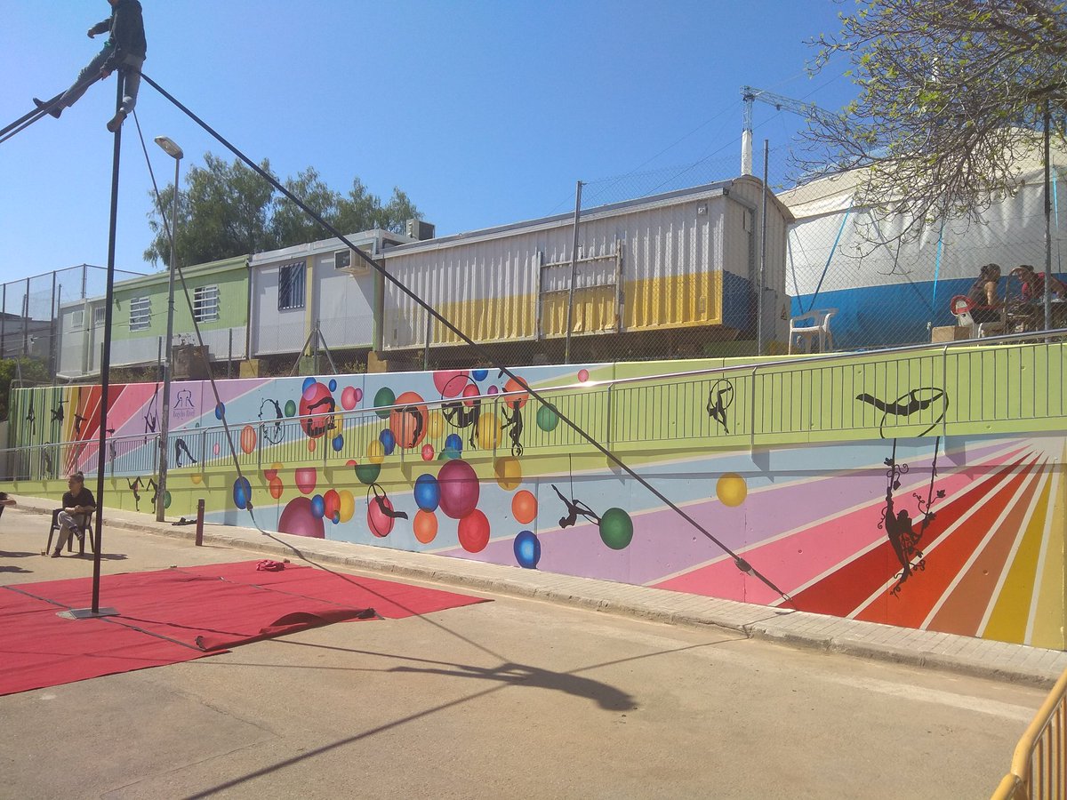 enseapd's tweet photo. Darrer dia del Mural de Circ a @CACRogelioRivel amb el projecte que forma part del programa "Talent creatiu i empresa" d'@educaciocat.  El resultat és realment excepcional!!!  Volem agrair la col·laboració desinteressada de @PentriloSL i @Bruguer_ en la cessió de materials. https://t.co/OXRgCAvAYU