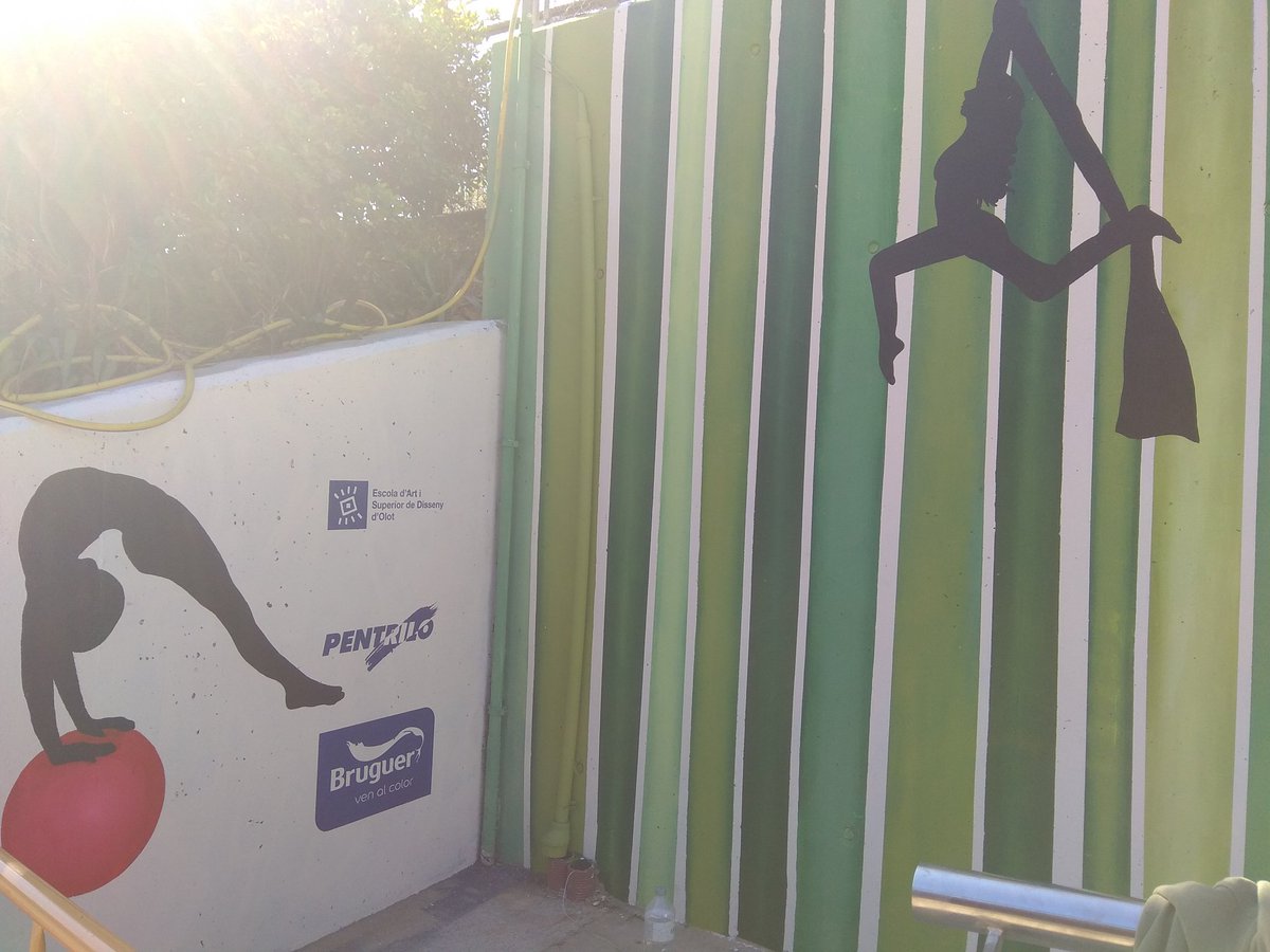 enseapd's tweet photo. Darrer dia del Mural de Circ a @CACRogelioRivel amb el projecte que forma part del programa "Talent creatiu i empresa" d'@educaciocat.  El resultat és realment excepcional!!!  Volem agrair la col·laboració desinteressada de @PentriloSL i @Bruguer_ en la cessió de materials. https://t.co/OXRgCAvAYU