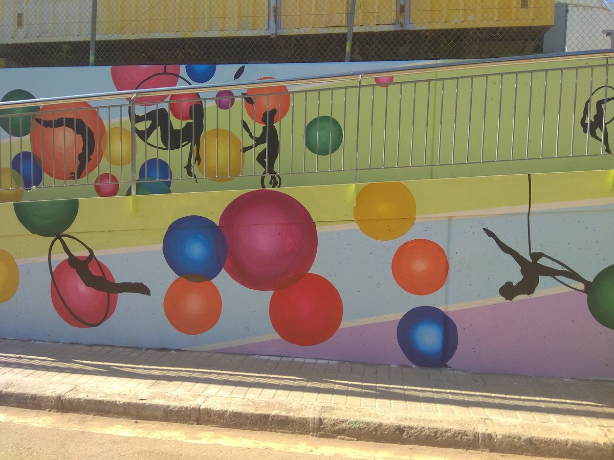 enseapd's tweet photo. Darrer dia del Mural de Circ a @CACRogelioRivel amb el projecte que forma part del programa "Talent creatiu i empresa" d'@educaciocat.  El resultat és realment excepcional!!!  Volem agrair la col·laboració desinteressada de @PentriloSL i @Bruguer_ en la cessió de materials. https://t.co/OXRgCAvAYU