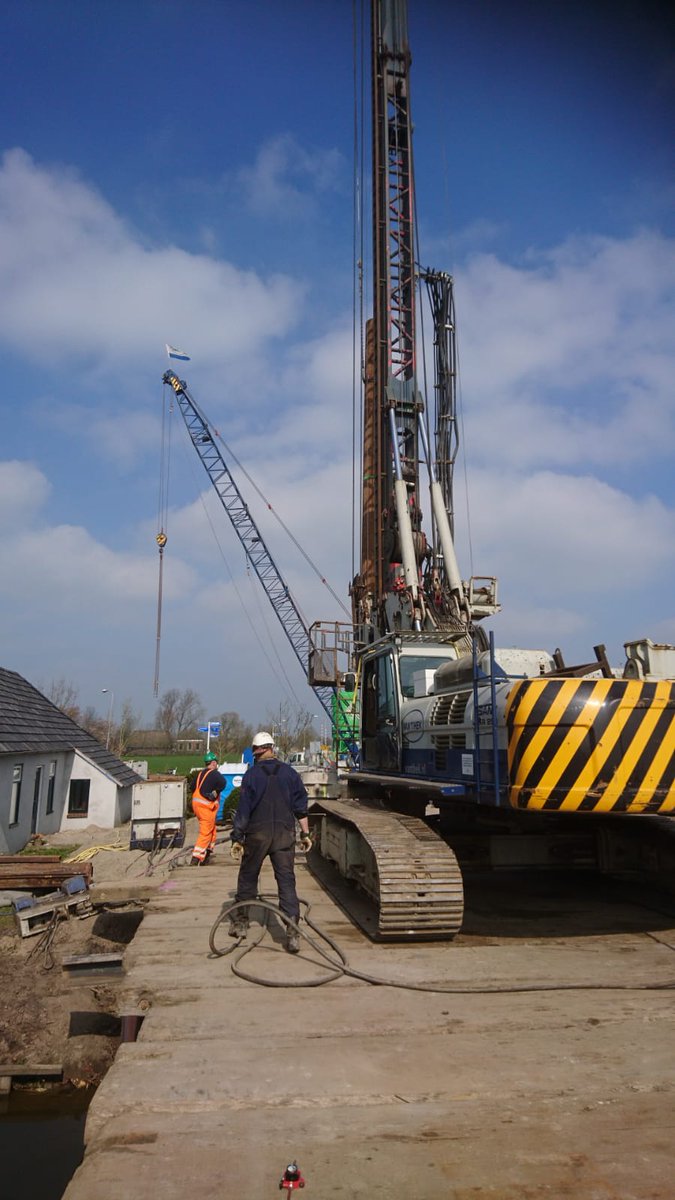 De eerste paal voor de nieuwe ophaalbrug Fraamklap nabij Middelstum is vandaag aangebracht. De palen worden trillingsvrij aangebracht om de overlast te beperken. @GemLoppersum <a href="/Noorderzijlvest/">Waterschap Noorderzijlvest</a>