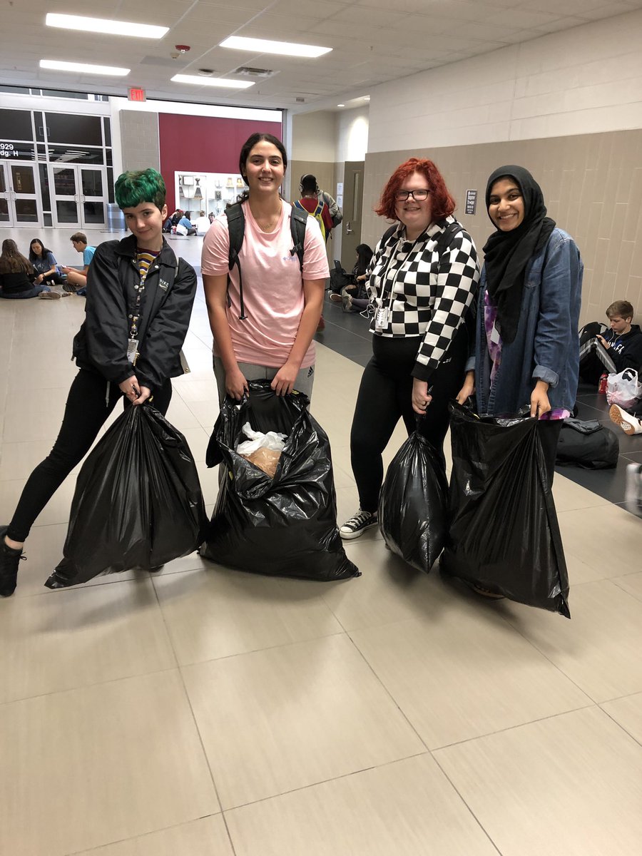 CLHSfalconSTUCO's tweet photo. Look at these awesome student leaders! Showing service by picking up trash during lunch- way to go! @draked_ @Clear_LakeHS #makingkindnessnormal https://t.co/c2f0znIy13