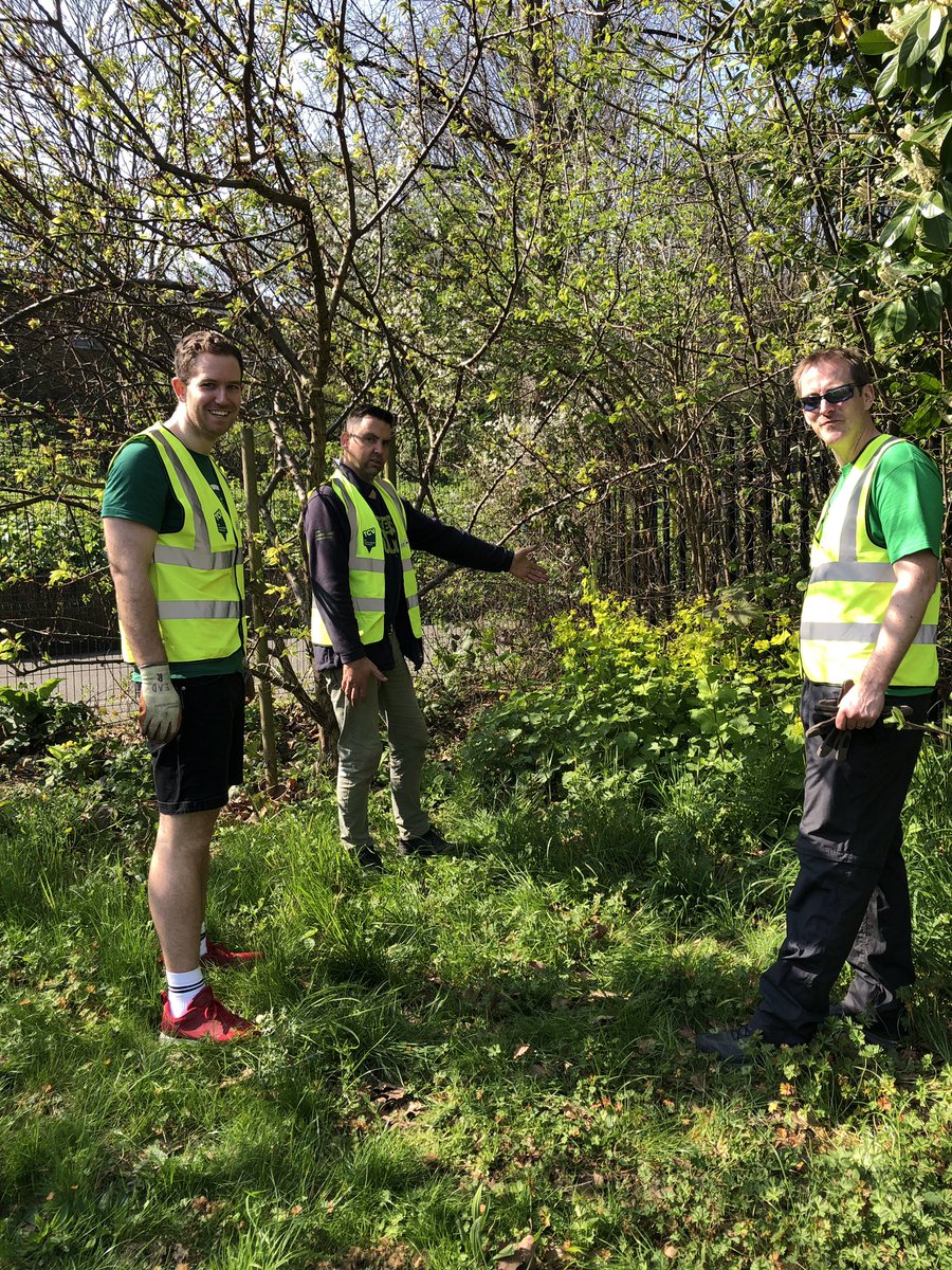 Extraordinary day out revitalising Robinhood Gardens with <a href="/TCVtweets/">The Conservation Volunteers (TCV)</a> and <a href="/SalesforceUK/">Salesforce UK & Ireland</a> 13 volunteers !