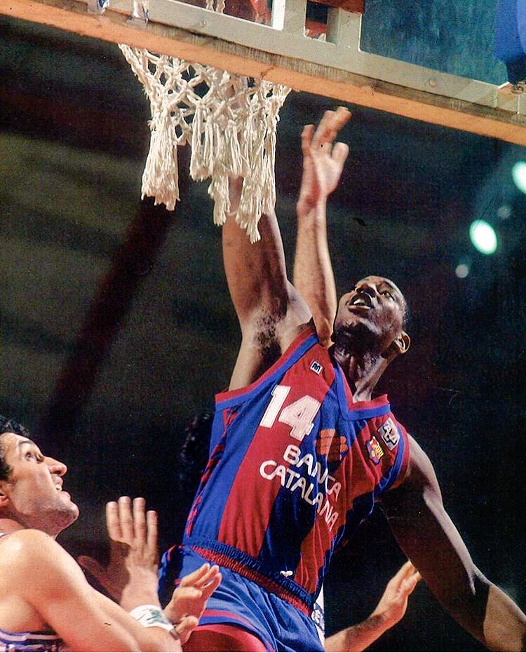 Falta la camiseta de <a href="/atomicdog14/">Audie Norris</a> en lo alto del Palau, seguiremos luchando por lo justo <a href="/FCBbasket/">Barça Basket</a> <a href="/jmbartomeu/">Josep Maria Bartomeu</a>

 #Retirada14Norris

#NoNosCallaran #respect #atomicdog #atomicdog14 #AudieNorris #Norris14