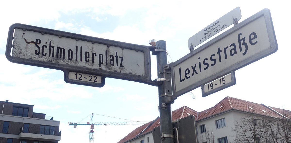 47a\\ The third street in Alt-Treptow leading up to the Schmoller Square is the Lexisstraße, named after the economist and statistician Wilhelm Lexis (1837-1914), who doesn’t seem to have a connection to Berlin though.