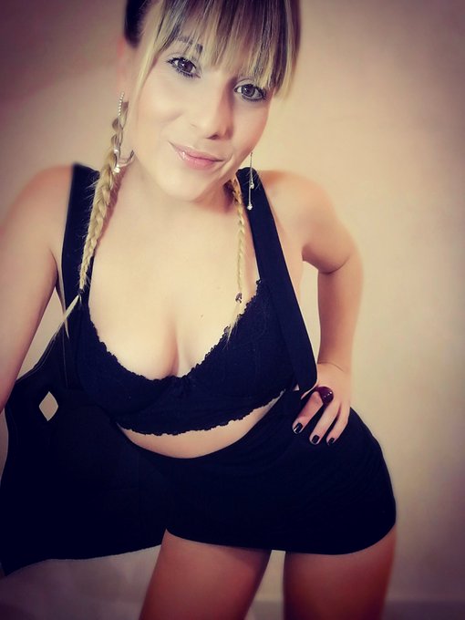 En nada estoy en directo en mi webcam!! Ya sab&eacute;is donde 😉 @EstudiosCima https://t.co/w1YeIEwAt4 😈😈😈👑👑<a href="/tag/chicascima"class="tags"><span>#chicascima</span></a>