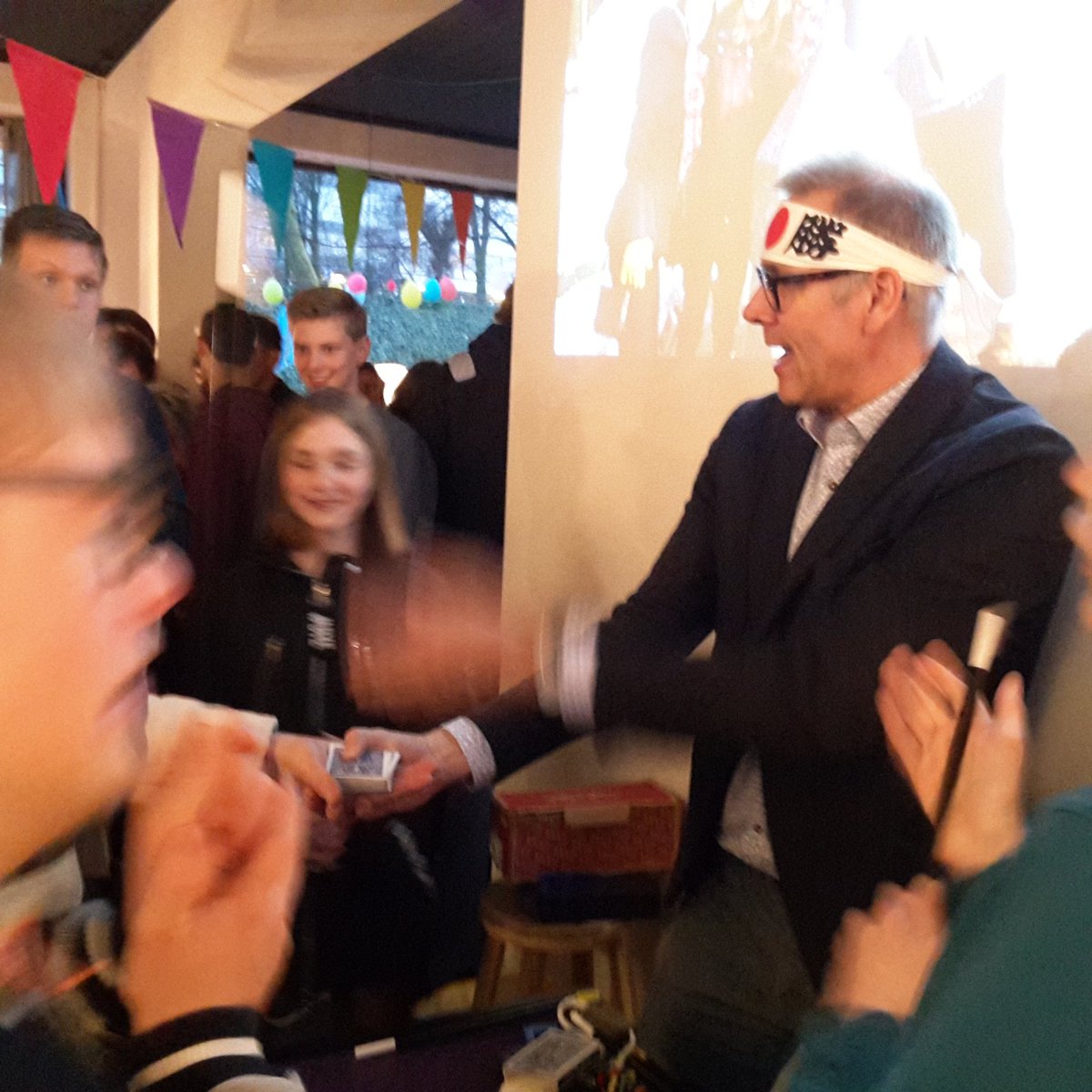 MarielRoozemond's tweet photo. Marcel Verbakel, ook docent communicatie, goochelt op opening nieuwe locatie stichting Bont. Event georganiseerd met scrum door 2ejaarsstudenten @ConnectingSmart https://t.co/6b0hOGDcYd