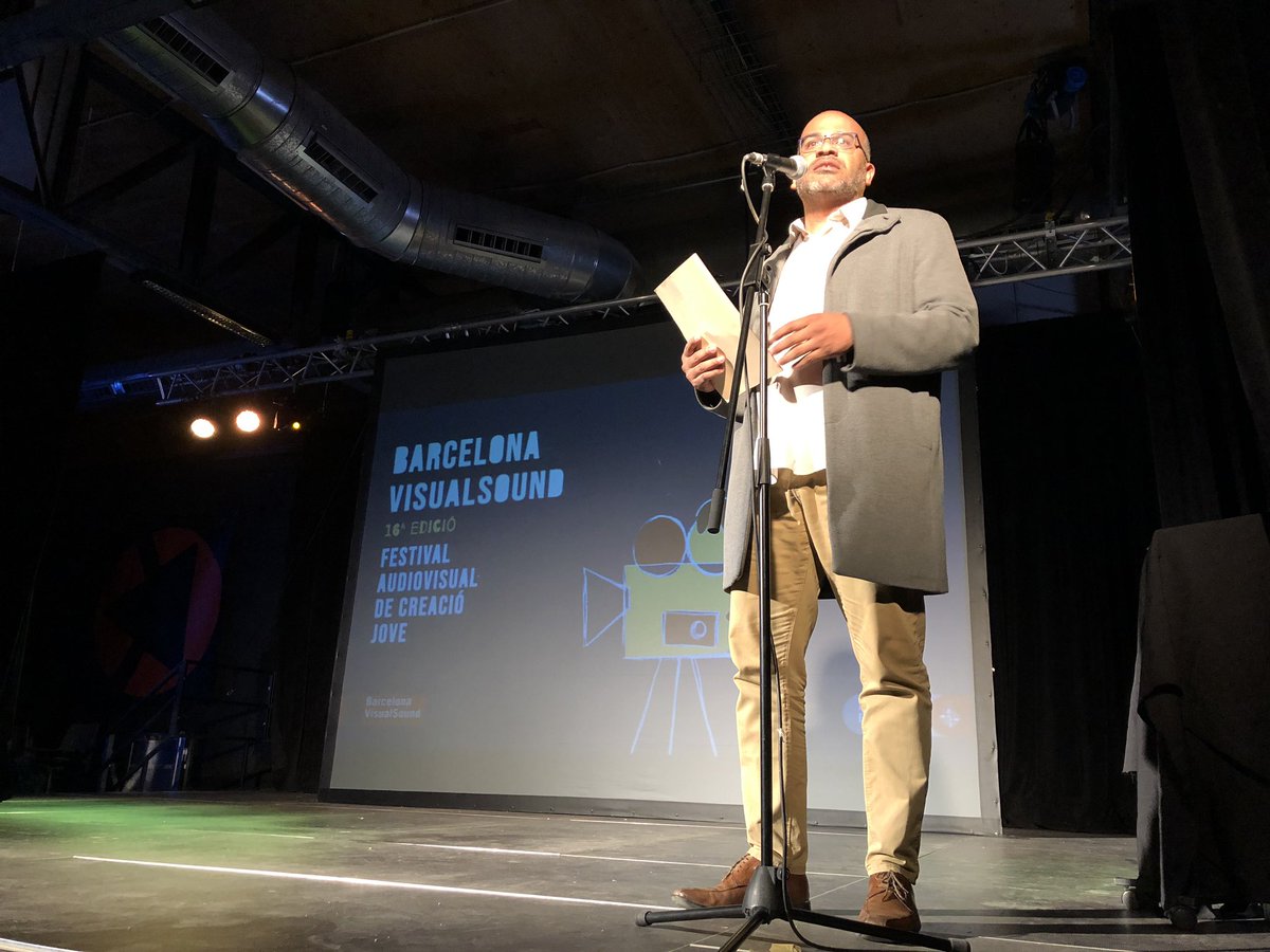 joves_barcelona's tweet photo. @miquelessomba ens dona la benvinguda al cloenda d’aquesta 16a edició del #BVS2019. Reivindicant l’emancipació i la plena ciutadania de totes les persones joves. Molt bona feina! 🎬 https://t.co/sHW2VzA3FJ