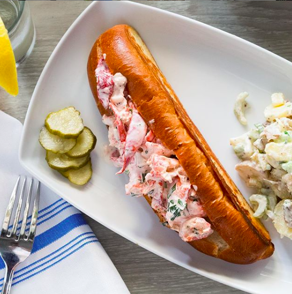 WalkingMatters's tweet photo. You're right @BauscherHeppUSA, sometimes simple is perfect... 👌This lobster roll speaks for itself 😋🦐
#TabletopMatters
#plating #plates #tabletop #tableware #hospitality #foodandbeverage #foodservice #foodseen https://t.co/Q3yHv7af2E