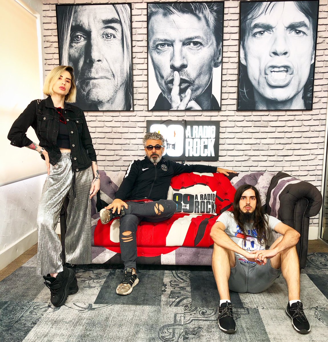 DoBalacobaco89's tweet photo. Capa do nosso disco! 📀 PS: Só temos a capa, não temos o disco. 💿 Pessoas Brilhantes: 🧔🏻 @zeluizlhesdiz 🙆♀️ @RafaRondelli 🧟♂️ @yuridanka #Dobalacobaco89 #aradiorock #vivaorock #sextafeirasualinda #friday #capadedisco #capadecd https://t.co/c3giRdyiMA