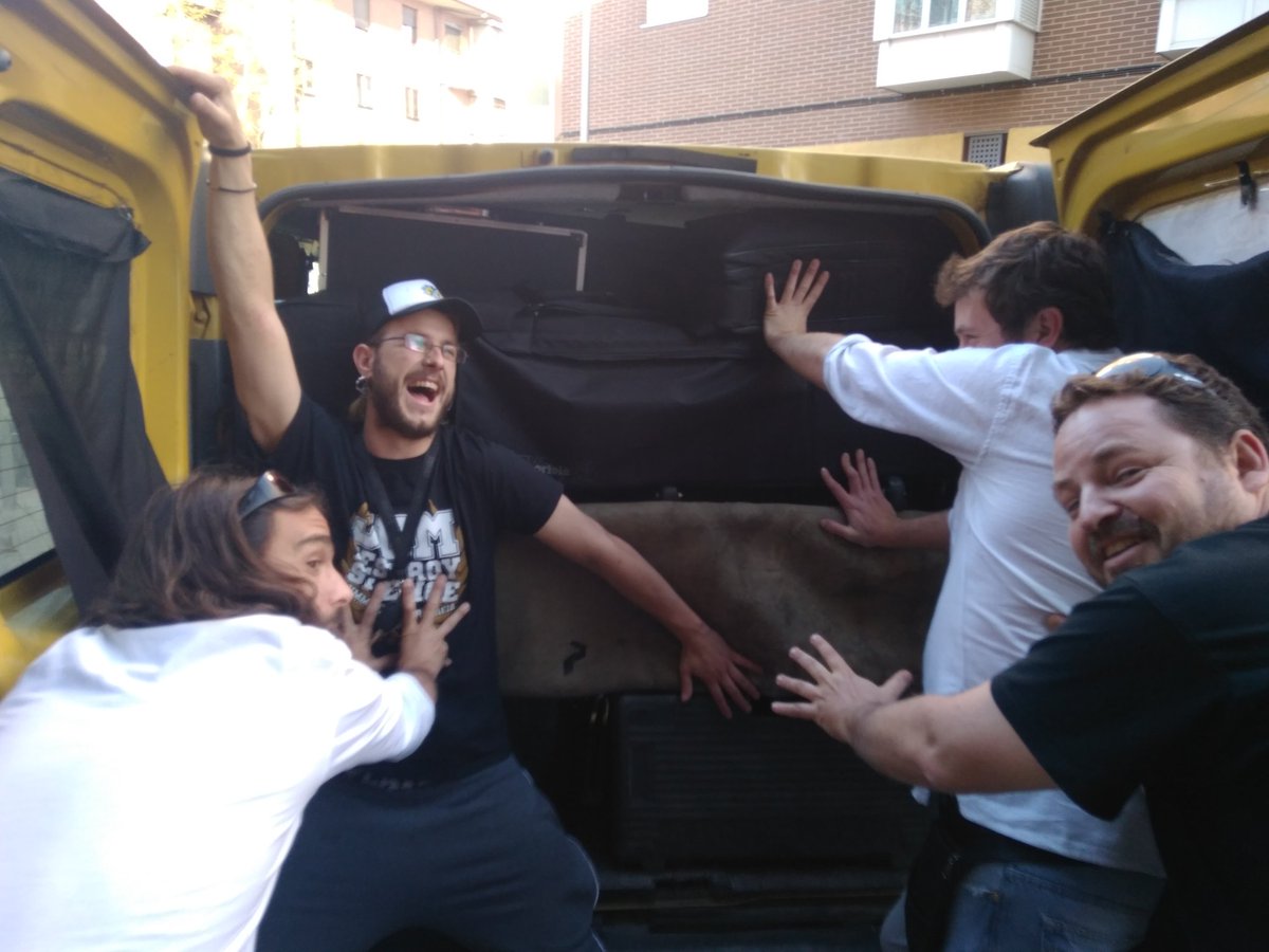 irostodos's tweet photo. No sabemos cómo pero ha entrado todo...nos vemos en Requena esta noche!!! https://t.co/ENpR9ExPvF