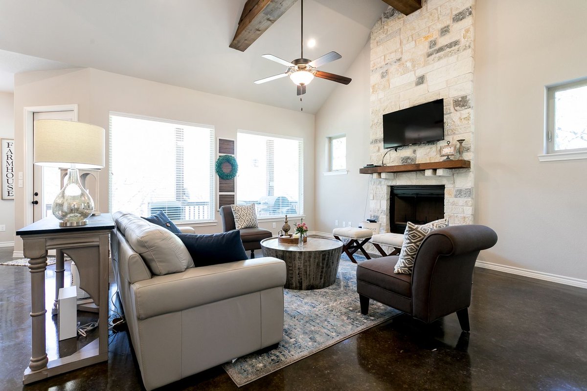 TilsonHomes's tweet photo. We love sharing photos of how customers decorated their new homes. This #FloorplanFriday we're showing off the modern farmhouse decor in this Frio B in Gillespie County.  Learn more about the Frio: https://t.co/rLaSDOl9Xr https://t.co/MOVAIexIOE