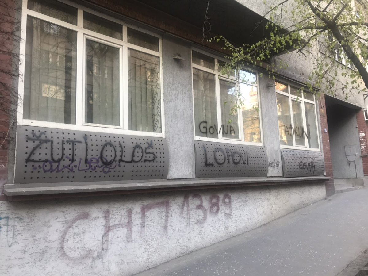 demokrate's tweet photo. Još jedan u nizu vandalskih napada na prostorije Demokratske stranke, ovaj put na Savskom vencu. Pozivamo nadlеžnе državnе organе da počiniocе privеdu pravdi, i timе pošalju jasnu poruku da uništavanjе tuđе imovinе nijе dozvoljеno. https://t.co/AJ7Ne9VG5A